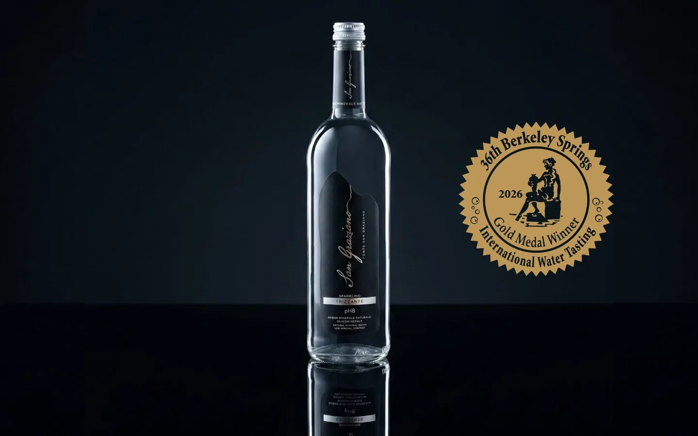 Bottiglia San Graziano Frizzante su fondo nero con il sigillo dorato Gold Medal Winner del 36º Berkeley Springs International Water Tasting 2026
